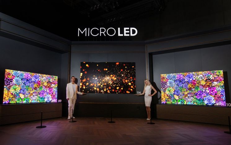 시티 큐브 베를린(City Cube Berlin) '삼성 타운'에서 삼성전자 모델이 영상디스플레이 전시존의 마이크로 LED를 선보이고 있다.(사진제공=삼성전자)