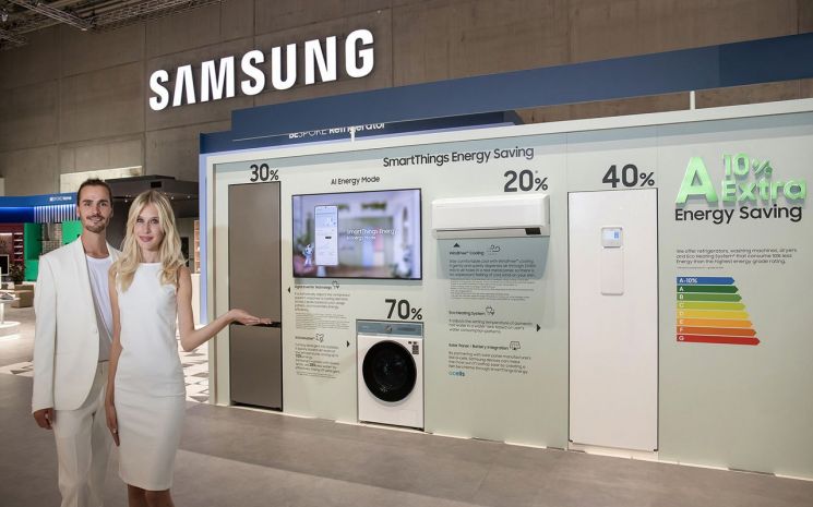 Models are posing at the Samsung SmartThings Energy booth installed in Samsung Electronics' independent pavilion 'City Cube (also known as Samsung Town)' at Messe Berlin, the venue for IFA 2022. (Photo by Samsung Electronics)