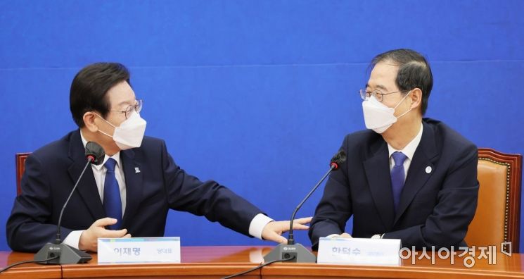 이재명 더불어민주당 대표가 1일 국회에서 한덕수 국무총리를 만나 환담을 나누고 있다./윤동주 기자 doso7@