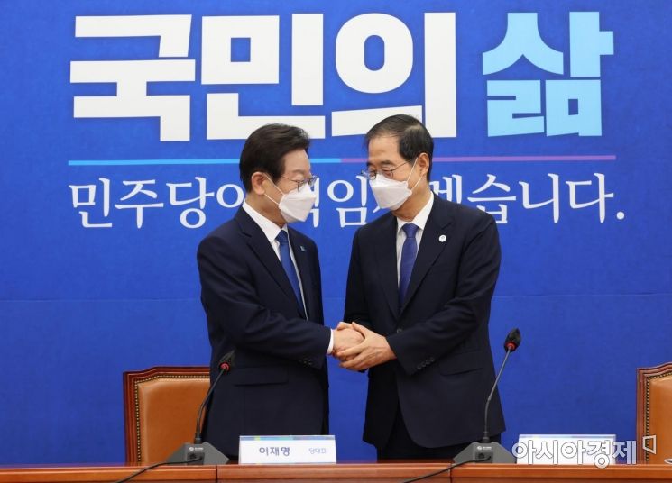 이재명 더불어민주당 대표가 1일 국회에서 한덕수 국무총리를 만나 인사를 나누고 있다./윤동주 기자 doso7@
