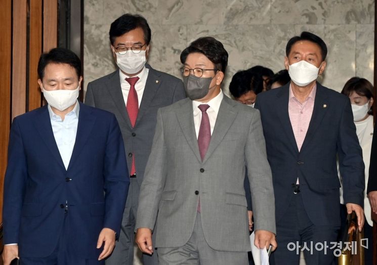 권성동 국민의힘 원내대표가 1일 국회에서 열린 원내대책회의에 참석하고 있다./윤동주 기자 doso7@