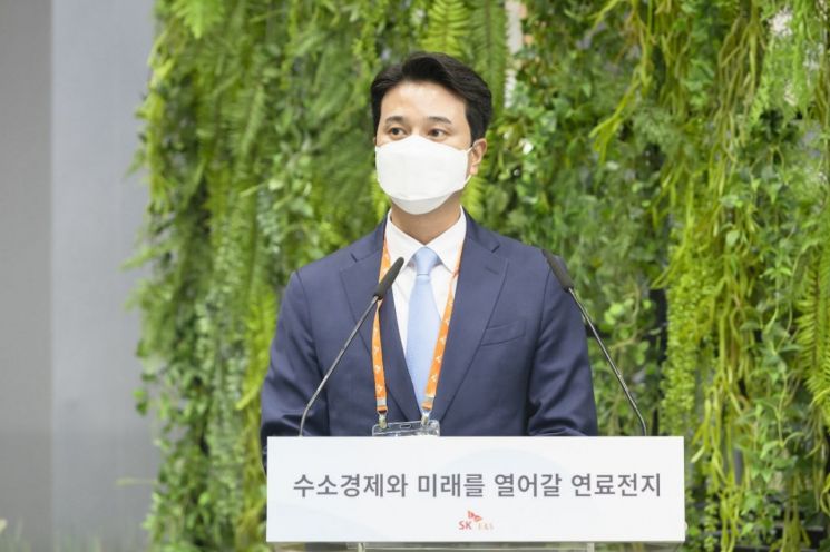 추형욱 SK E&S 대표이사 사장이 1일 경기 고양시 킨텍스 ‘H2 MEET 2022’ 행사장에서 열린 ‘수소경제와 미래를 열어갈 연료전지’ 토크쇼에서 수소 연료전지의 중요성에 대해 강조하고 있다. 사진제공=SK E&S