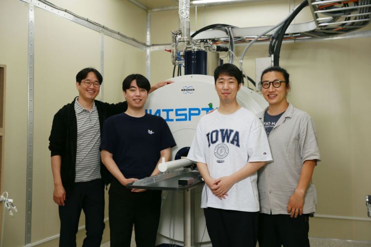 (왼쪽부터)권태준 교수, 조화평 연구원, 권구진 연구원, 조형준 교수가 연구에 쓰인 MRI 장비 앞에 모여 있다.