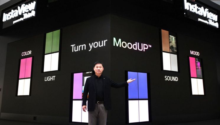 LG전자가 'IFA 2022'에서 발표한 'LG 디오스 오브제컬렉션 무드업' 앞에서 포즈를 취한 류 본부장 부사장.(사진제공=LG전자)