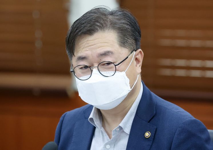 에너지 수급 비상대책반 1차회의, 발언하는 박일준 차관
    (서울=연합뉴스) 김도훈 기자 = 산업통상자원부 박일준 2차관이 이달 1일 오전 서울 영등포구 한국전력 남서울본부에서 민관 합동 에너지 수급 비상대책반 1차 회의를 주재하고 있다.
    천연가스·석유·유연탄·전력대응반으로 구성된 비상대책반은 1~2주 단위로 에너지 가격 동향과 수급 현황 점검하고 비상시 신속한 대응에 나설 예정이다. 2022.9.1
    superdoo82@yna.co.kr
(끝)


＜저작권자(c) 연합뉴스, 무단 전재-재배포 금지＞