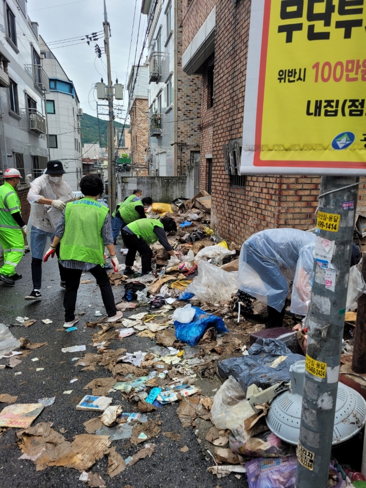 광진구 , 스스로 고립된 10t 쓰레기집 노인 세상 밖으로 유도한 사연