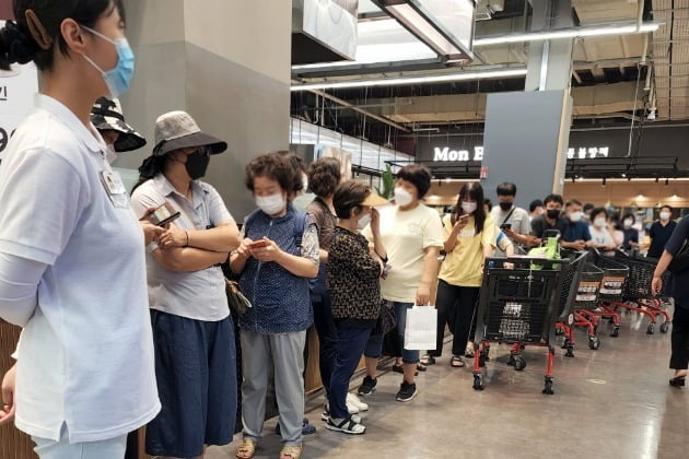 당당치킨은 출시 이후 50여일 만인 지난달 10일까지 38만마리 이상이 판매됐다. 대형마트에는 치킨 구매를 위해 줄서기 현상이 발생하는 등 초유의 사태가 벌어지기도 했다. 사진=홈플러스 제공
