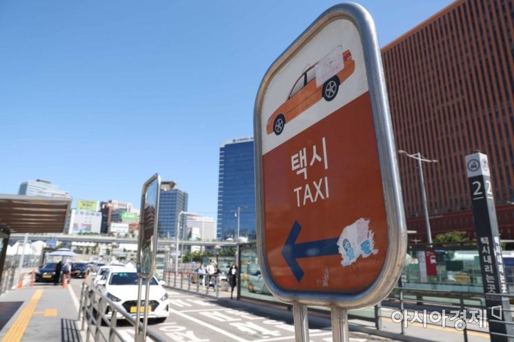 대전시는 10월~12월 심야 할증이 적용되지 않는 저녁 10시~자정 택시 운행자에게 인센티브를 지급, 심야 택시 승차난을 해소할 계획이다. 사진은 기사와 무관함 /문호남 기자 munonam@