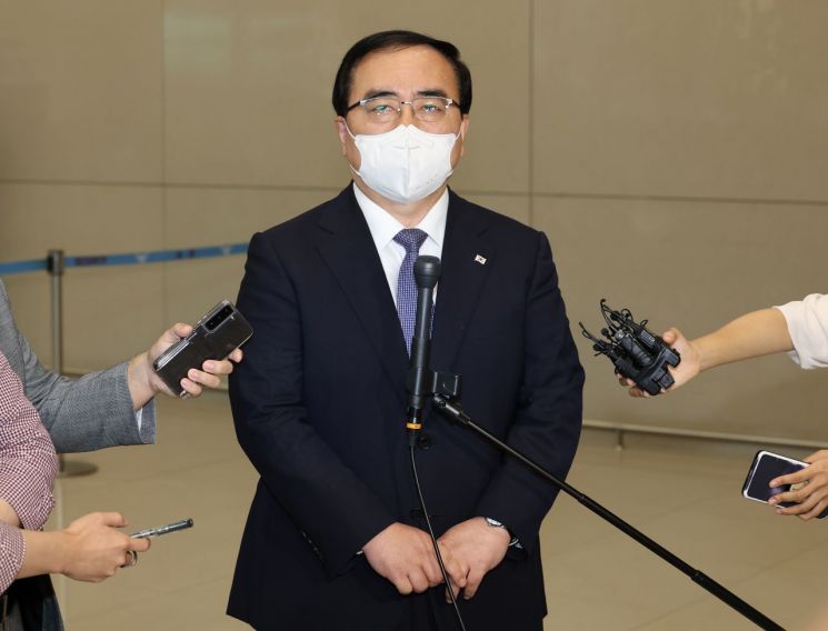 김성한 대통령실 국가안보실장이 미국 하와이에서 열린 한미일 안보수장 회동을 마치고 2일 오후 인천국제공항 제2여객터미널을 통해 귀국한 뒤 취재진 질문에 답하고 있다. [이미지출처=연합뉴스]