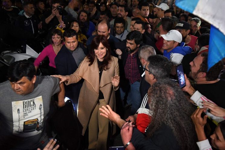 크리스티나 페르난데스 키르치네르 아르헨티나 부통령이 25일(현지시간) 수도 부에노스아이레스의 자택에 도착해 지지자들에게 손을 흔들고 있다. [이미지출처=연합뉴스]