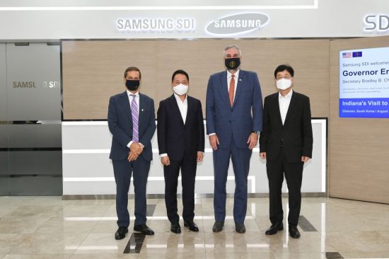 최윤호 삼성SDI 대표이사 사장이 이달 25일 천안사업장에서 미국 인디애나 주지사 일행을 접견, 기념 촬영하고 있다. 왼쪽부터 브래들리 체임버스 인디애나 상무부 장관, 최윤호 사장, 에릭 홀콤 인디애나 주지사, 박진 삼성SDI 중대형전지사업부장. 사진제공=삼성SDI