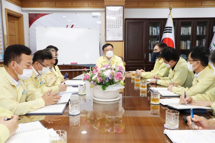 홍남표 경남 창원특례시장이 제11호 태풍 힌남노 대응을 위해 긴급 대책회의를 열었다.