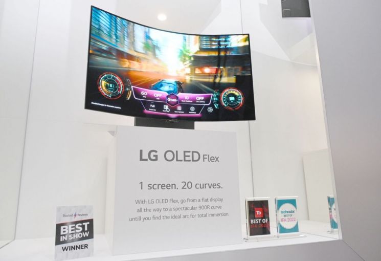 영국 IT 매체인 트러스티드리뷰에서 최고 제품상을 받은 LG 올레드 TV 플렉스 / 출처=LG전자