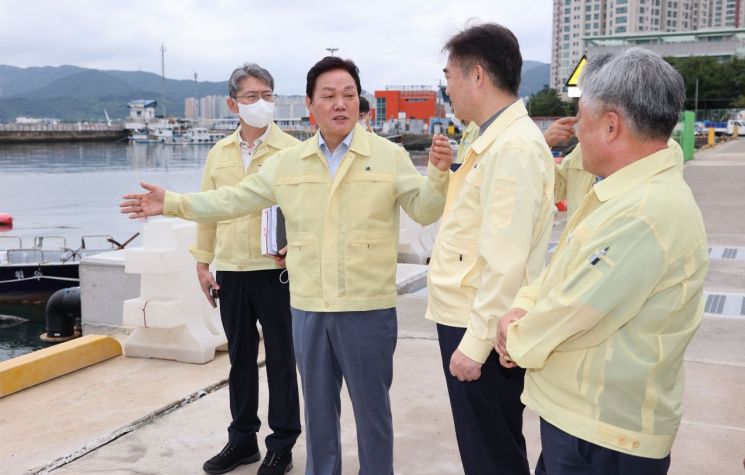 박완수 경남도지사(왼쪽에서 두 번째)가 창원시 마산어시장을 찾아 태풍 힌남노 대비 현장 대응 상황을 점검했다.