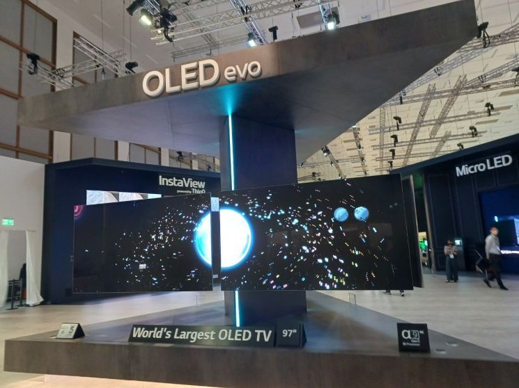 IFA2022 메세 베를린 18홀 LG전자 전용관 정문에 설치된 '세계 최대' 올레드 TV인 97형 올레드 에보 갤러리 에디션.(사진=문채석 기자)