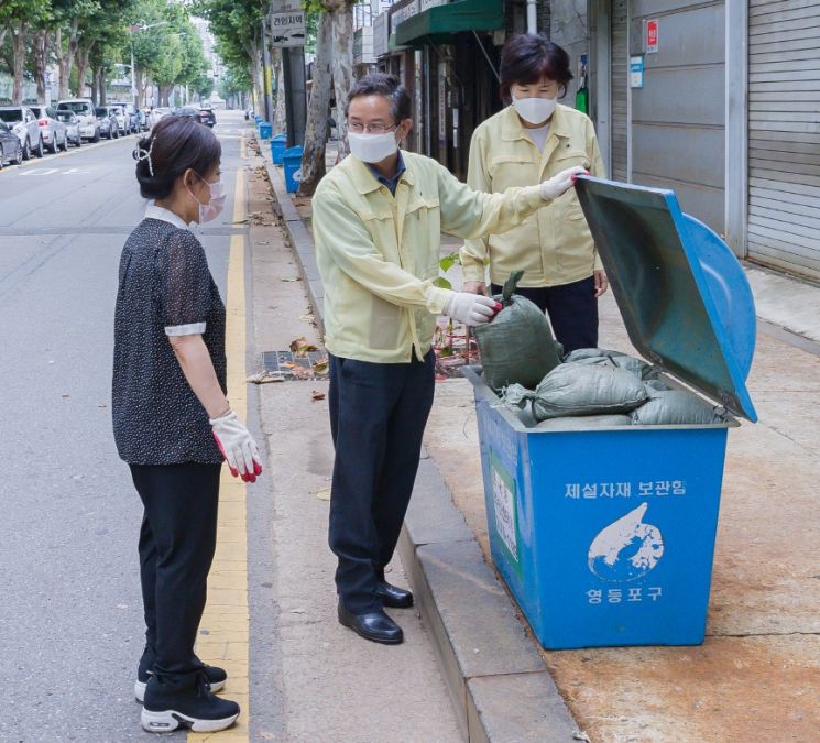 침수 취약지역에 비치된 모래주머니를 살펴보는 최호권 영등포구청장