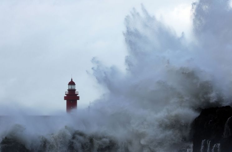 태풍 힌남노가 한반도를 향해 북상 중인 4일 제주도 서귀포 해안에 파도가 치고있다. 사진=연합뉴스