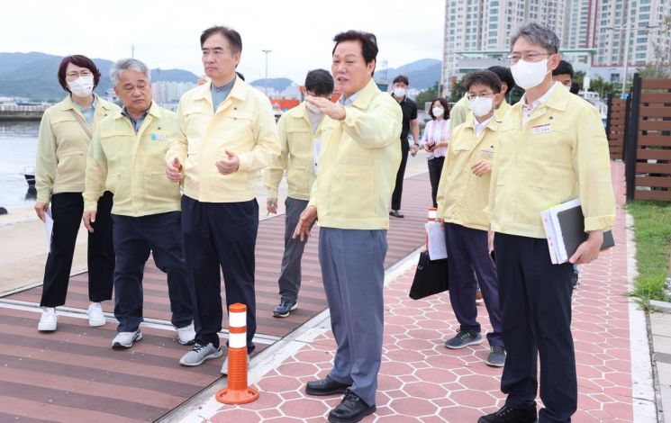 경남 창원시 마산어시장의 태풍 대비 상황을 점검하는 박완수 경남도지사(왼쪽 네 번째).