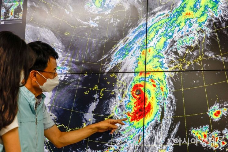 제11호 태풍 '힌남노(Hinnamnor)'가 북상하고 있는 5일 경기 수원 수도권기상청에서 예보관이 북상하는 태풍을 분석 감시하고 있다./수원=강진형 기자aymsdream@