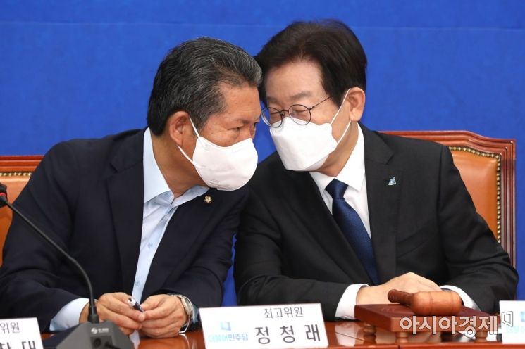 이재명 더불어민주당 대표가 5일 국회에서 열린 최고위원회의에 참석, 회의 도중 정청래 최고위원과 이야기를 나누고 있다./윤동주 기자 doso7@