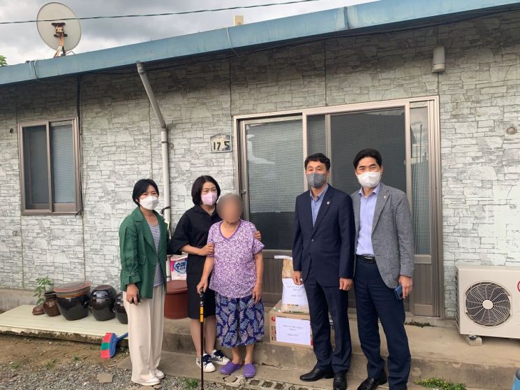 경남 창녕군 보건소 이성옥 소장과 의료진, 관계공무원이 관내 독거 어르신을 찾아 사랑의 선물을 전달했다.