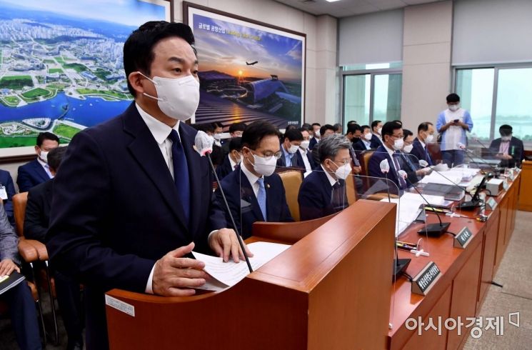 원희룡 국토교통부 장관이 5일 국회에서 열린 국토교통위원회 전체회의에 출석, 제안설명을 하고 있다./윤동주 기자 doso7@