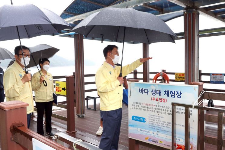 박동식 사천시장이 해양낚시공원 시설물 현장 안전 점검을 하고 있다.