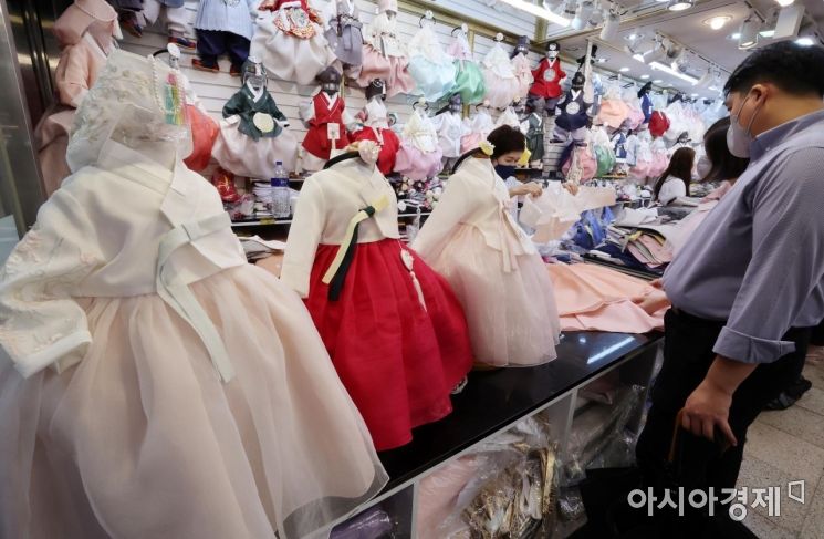 추석 연휴를 앞둔 5일 서울 종로구 광장시장에서 시민들이 아이들의 한복을 구매하고 있다./김현민 기자 kimhyun81@