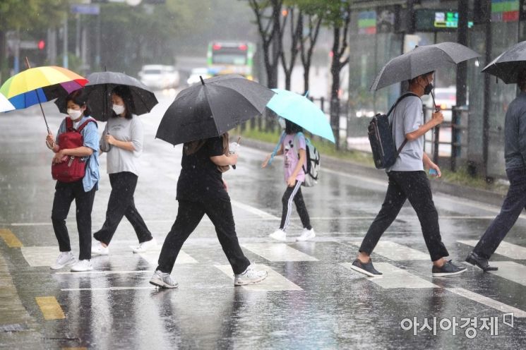 제11호 태풍 ‘힌남노’가 북상 중인 5일 서울 동작구 보라매공원 인근에서 시민들이 발걸음을 재촉하고 있다. /문호남 기자 munonam@