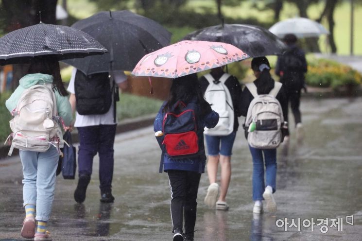 제11호 태풍 ‘힌남노’가 북상 중인 5일 서울 동작구 보라매공원 인근에서 시민들이 발걸음을 재촉하고 있다. /문호남 기자 munonam@