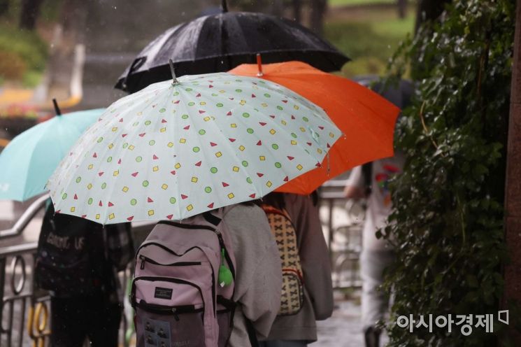 제11호 태풍 ‘힌남노’가 북상 중인 5일 서울 동작구 보라매공원 인근에서 시민들이 발걸음을 재촉하고 있다. /문호남 기자 munonam@