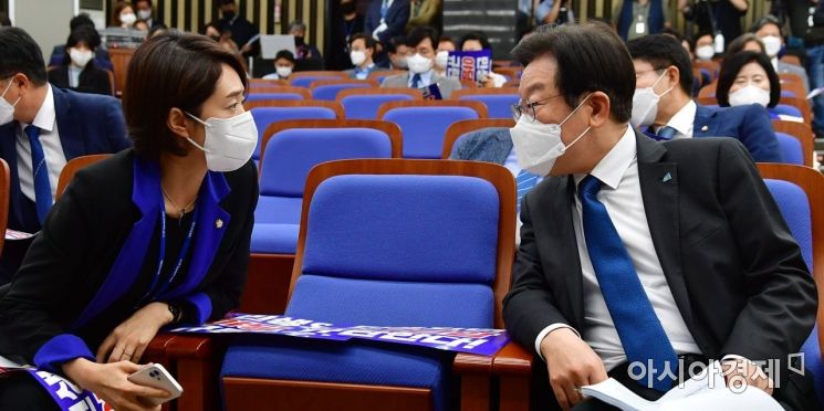 이재명 더불어민주당 대표가 5일 국회에서 열린 비상 의원총회에 참석, 회의 도중 고민정 최고위원과 이야기를 나누고 있다./윤동주 기자 doso7@
