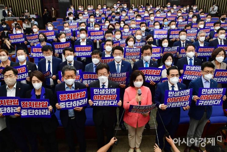 5일 국회에서 열린 더불어민주당 비상 의원총회에서 이재명 대표와 의원들이 검찰의 이 대표 소환을 규탄하는 피켓팅을 하고 있다./윤동주 기자 doso7@
