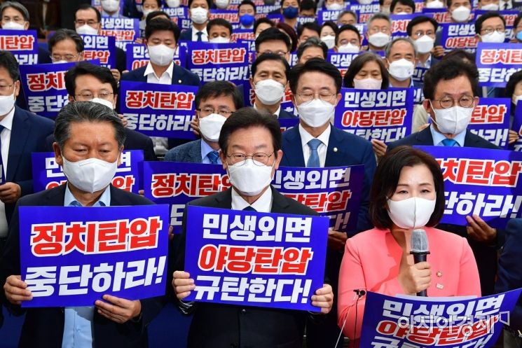 5일 국회에서 열린 더불어민주당 비상 의원총회에서 이재명 대표와 의원들이 검찰의 이 대표 소환을 규탄하는 피켓팅을 하고 있다./윤동주 기자 doso7@