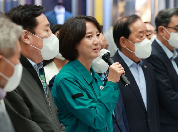 이영 중소벤처기업부 장관이 추석 연휴을 앞둔 5일 서울 종로구 광장시장에서 열린 전통물품 전달식에서 발언하고 있다. [이미지출처=연합뉴스]