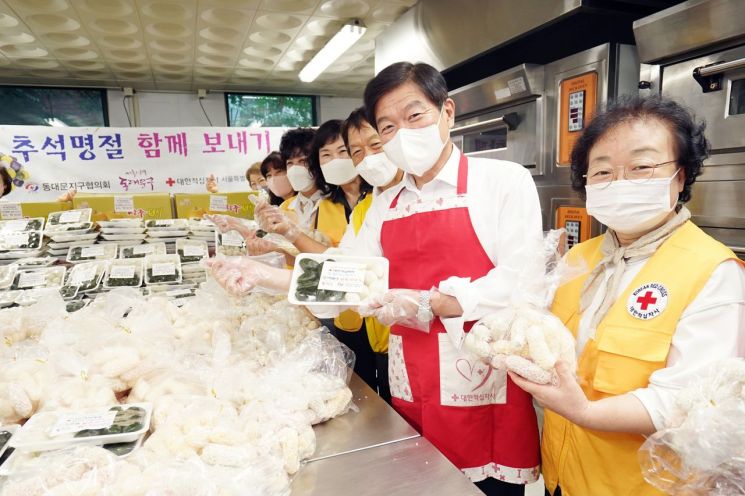 [포토]이필형 동대문구청장, 추석 앞두고 송편나눔으로 이웃사랑 전해