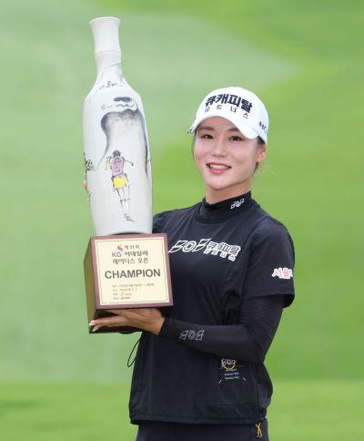 황정미가 KG·이데일리 레이디스 오픈 우승 직후 트로피를 들고 환하게 웃고 있다. 사진제공=KLPGA
