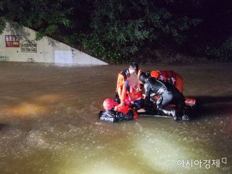 경북 경주시 강동면 지하도의 침수차량에서 소방대원들이 인명 구조작업을 하고 있다. (사진제공=소방청)