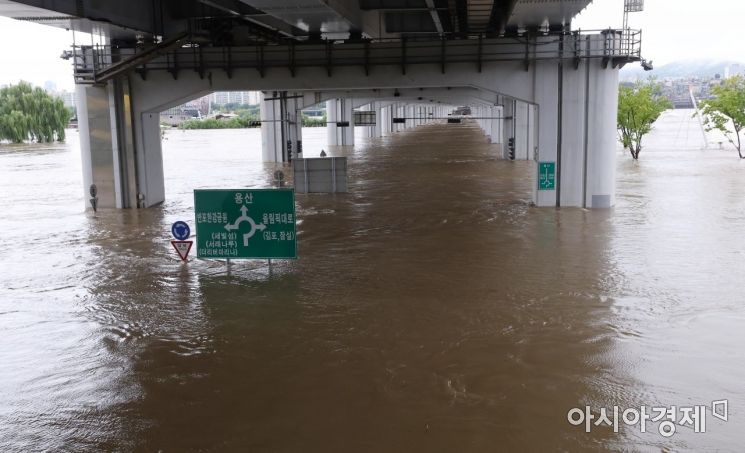 제11호 태풍 '힌남노'의 영향으로 많은 비가 내린 6일 서울 잠수교 주변이 범람한 강물에 잠겨 있다./김현민 기자 kimhyun81@