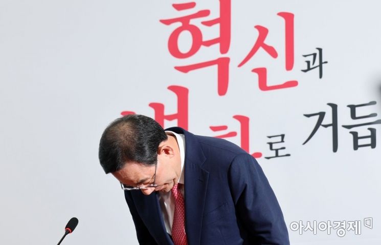 주호영 국민의힘 전 비대위원장이 6일 국회에서 '비대위원장직 거부 의사'를 밝히는 기자회견을 마친후 고개를 숙이고 있다./윤동주 기자 doso7@