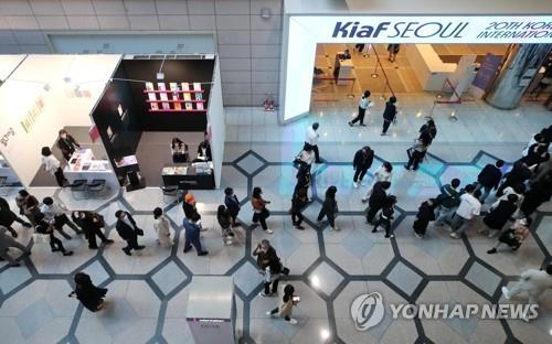 지난해 서울 강남 코엑스에서 열린 '키아프' 아트페어를 관람하기 위해 줄 선 손님들 모습 / 사진=연합뉴스