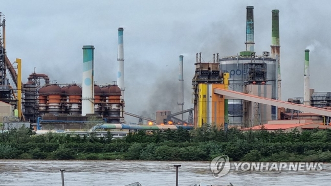 6일 오전 경북 포항시 남구 포스코 포항제철소에서 불이 나 검은 연기가 피어오르고 있다. 사진=연합뉴스