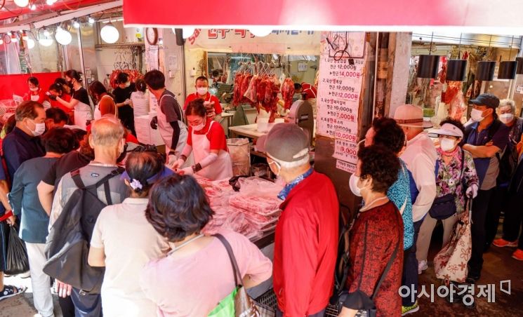 [포토]추석 앞두고 전통시장 정육점 찾은 시민들 - 아시아경제