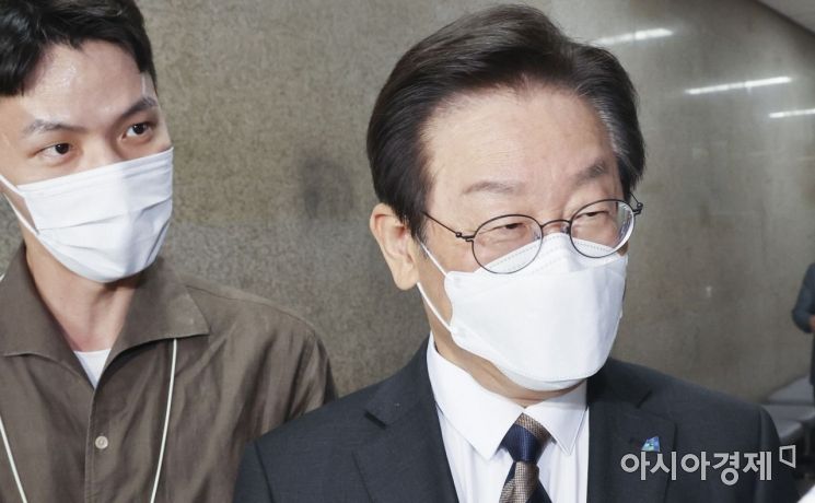 이재명 더불어민주당 대표가 6일 국회 당대표실로  이동하며 취재진의 질문을 받고 있다./윤동주 기자 doso7@