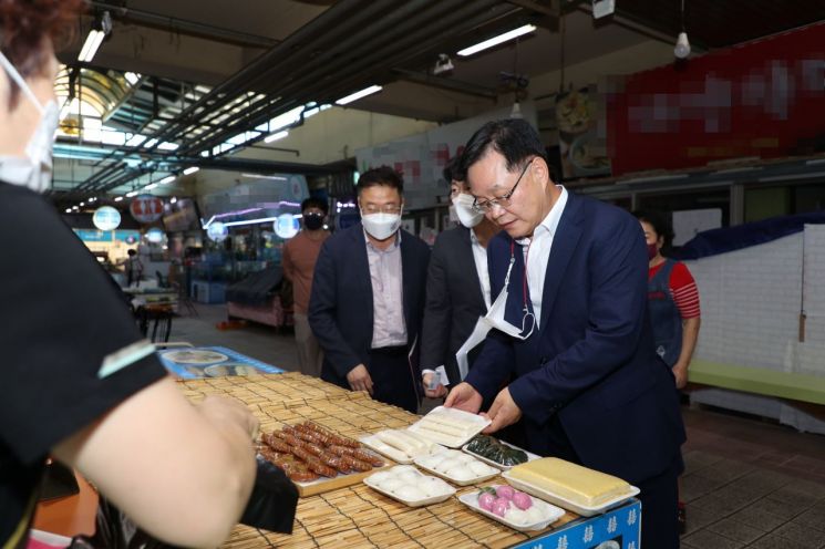 홍남표 경남 창원특례시장이 태풍으로 인한 불편 상황을 점검하기 위해 마산회원구에 위치한 동마산 시장을 찾았다.