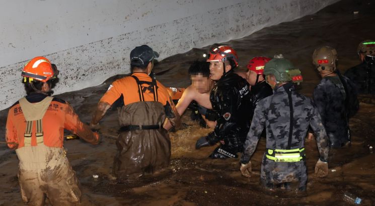 6일 저녁 태풍 '힌남노'의 폭우로 잠긴 경북 포항시 남구의 한 아파트 지하 주차장에서 소방·군 관계자들이 실종된 주민을 구조하고 있다.(사진=연합뉴스)