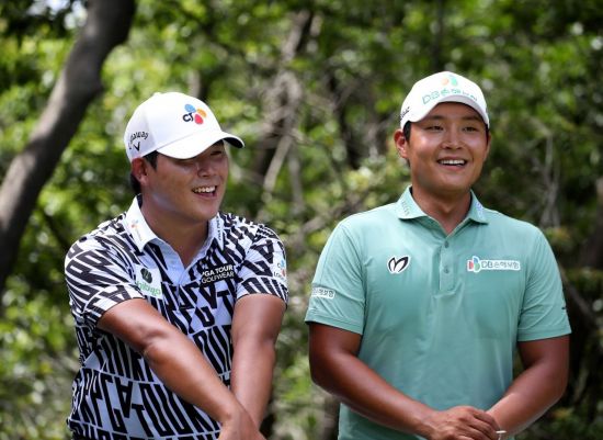 김시우(왼쪽)와 서요섭이 신한동해오픈 연습 라운드 도중 환하게 웃고 있다. 사진제공=신한금융그룹