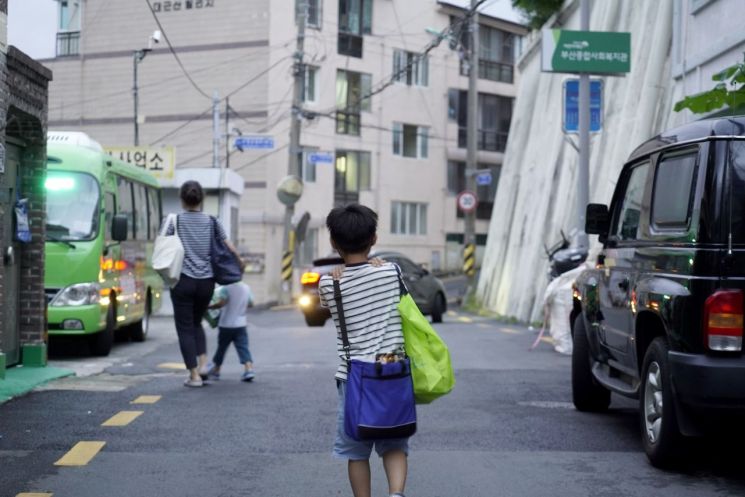 한달만에 문연 어린이식당에 아이들 웃음 한가득…복지사들은 ‘긴 한숨’