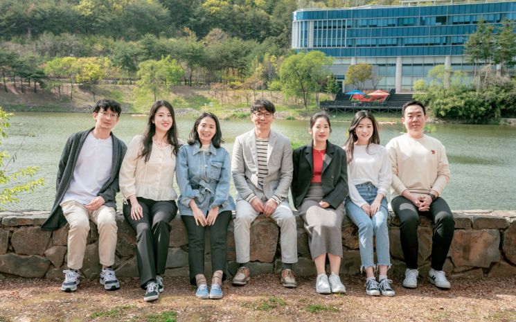 UNIST 생명과학과 발생학연구실 앞에서 교신저자 박태주 교수(왼쪽 네 번째)와 제1저자 장동길 박사오른쪽 첫 번째, 연구원들이 기념사진을 찍고 있다.