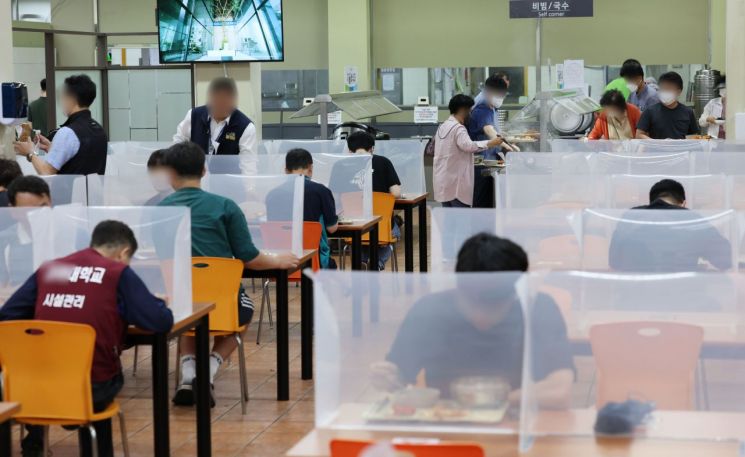 학생들이 지난 6월 서울 시내의 한 대학교 학생식당에서 밥을 먹고 있다. [이미지출처=연합뉴스]